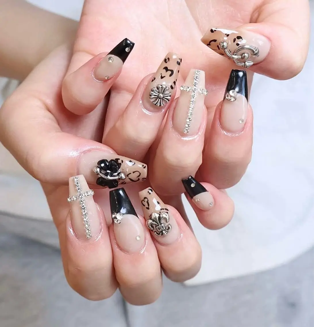 ネイル ガーリー キラキラネイル 韓国ネイル ロングネイル ピンク ハンドネイル ICE Nailsのネイルデザイン