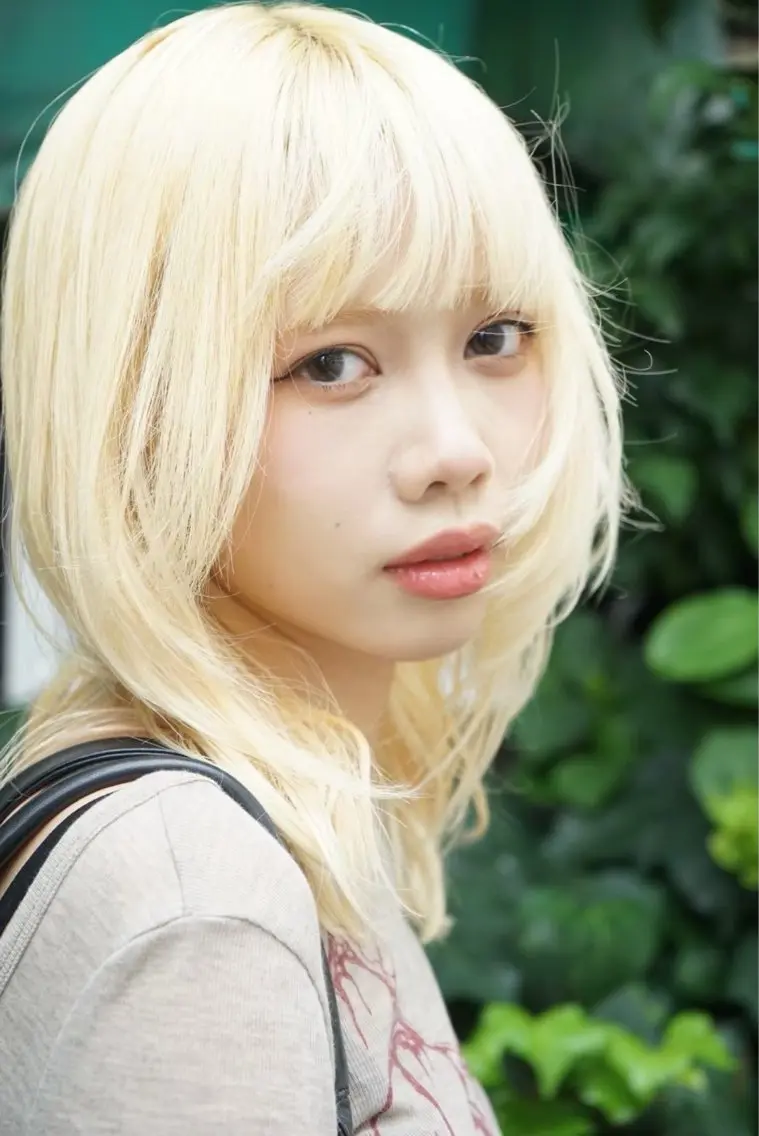 セミロング カラー ブロンド 透明感カラー ハイトーンカラー レイヤーカット カット ヘアカラー トリートメント レイヤー/ブリーチ iwamiya岩見谷のヘアスタイル
