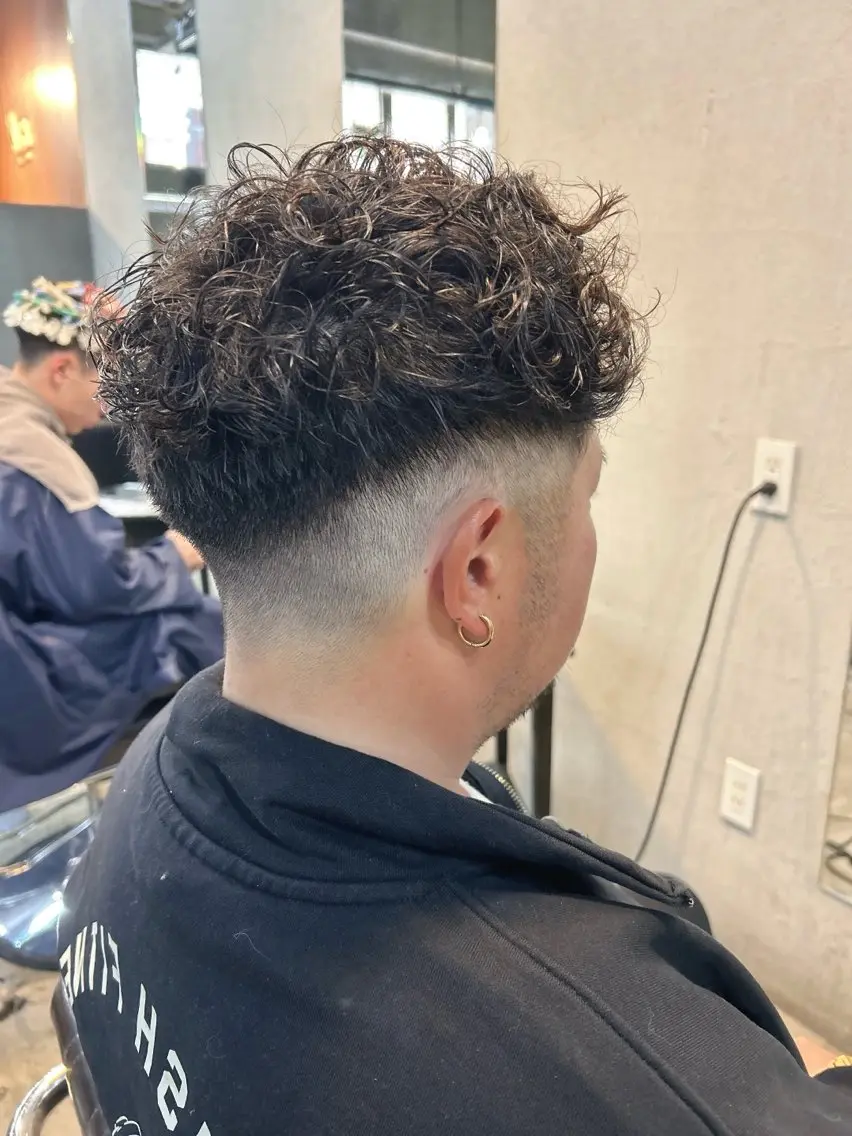 ショート パーマ メンズ フェードカット メンズパーマ スパイラルパーマ カット パーマ 桜田 修未のヘアスタイル