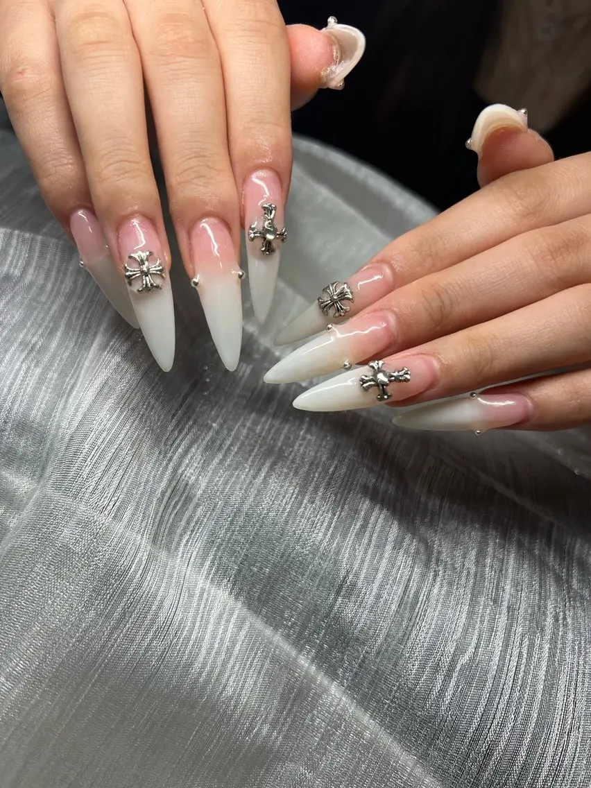 ネイル オーロラネイル チークネイル 長さ出し フットネイル フレンチネイル ハンドネイル Lee Nailsのネイルデザイン
