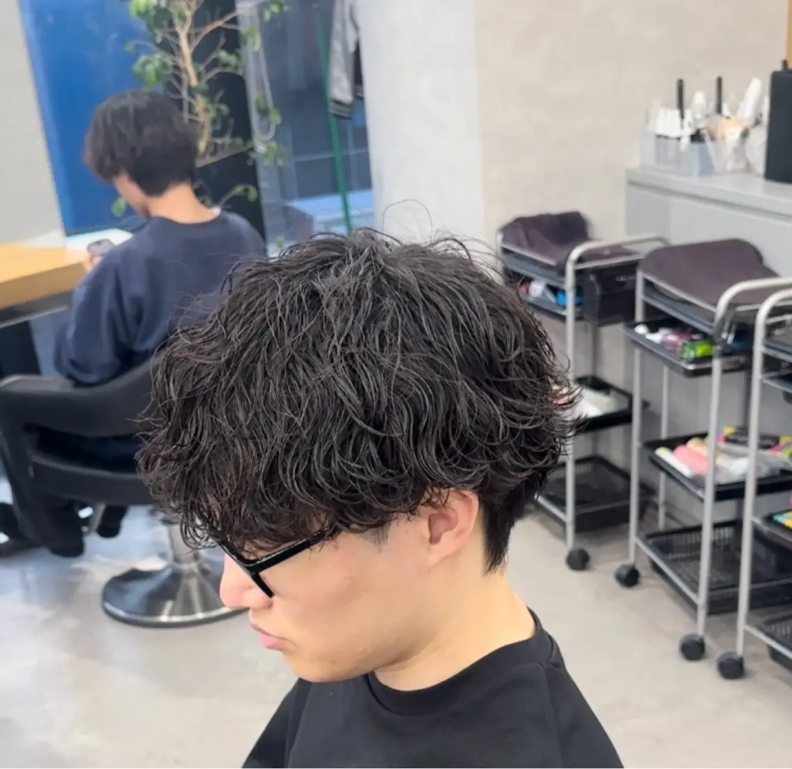 カラー パーマ メンズ センターパート フェザーパーマ メンズハイライト メンズメッシュ マッシュ 福井祥太／海外風 /プードルパーマのヘアスタイル