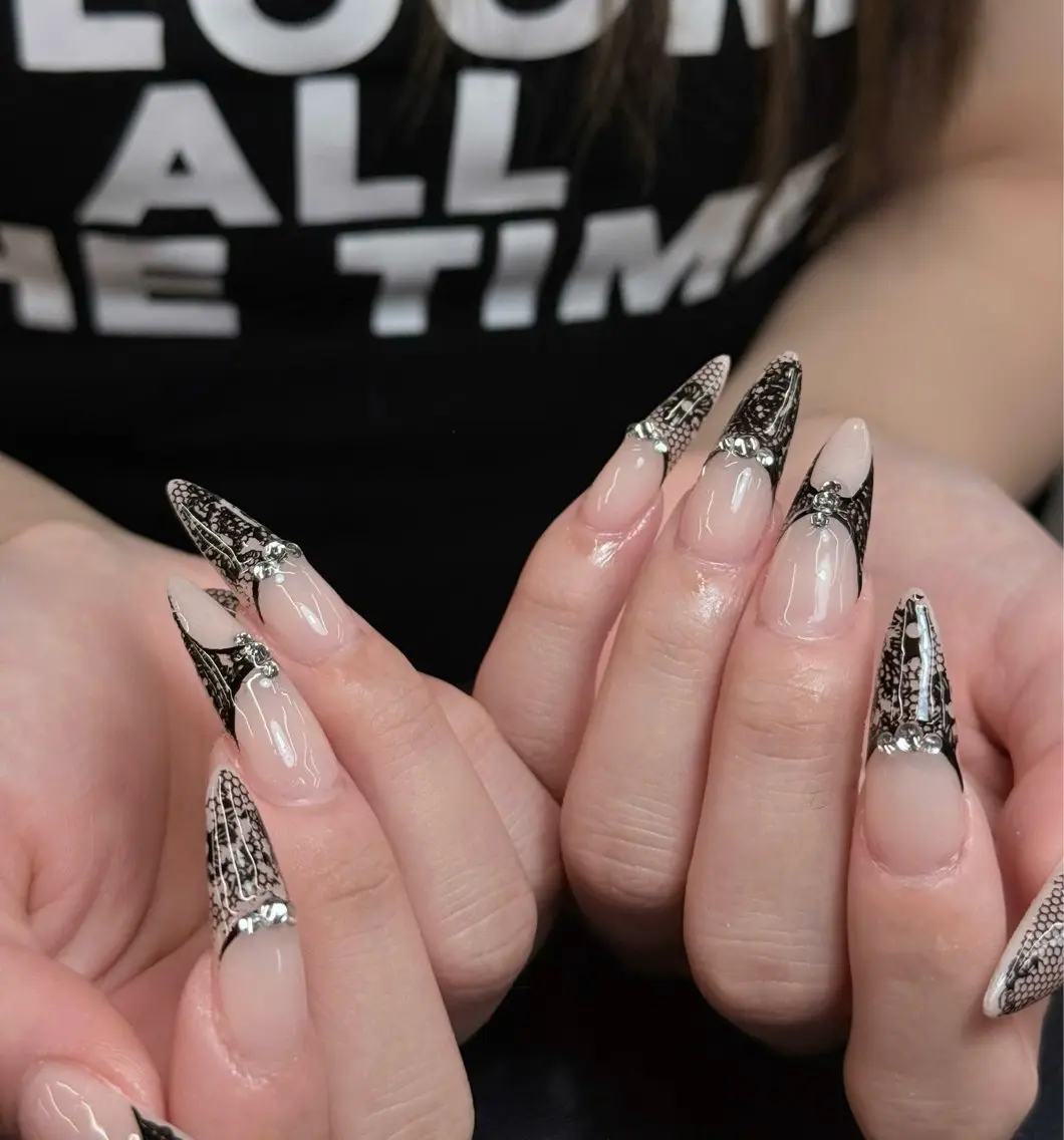 ネイル レース ロングネイル 持ち込み シルバー Iconic Nailのネイルデザイン