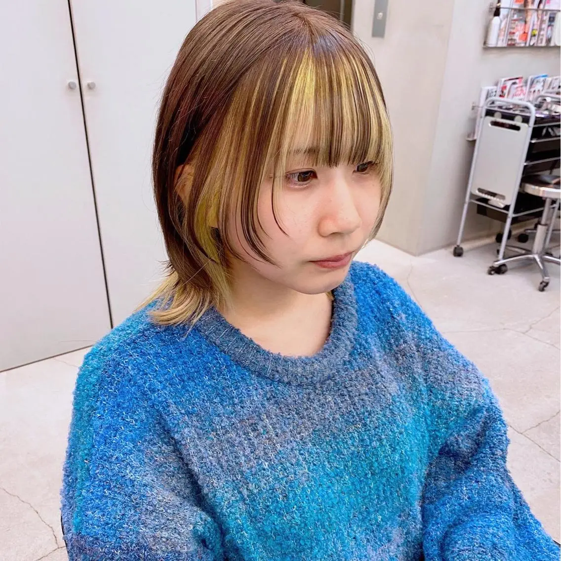 ミディアム カラー ミストバング デザインカラー フェイスフレーミング ハイトーンカラー イエローカラー 岡野 静華のヘアスタイル