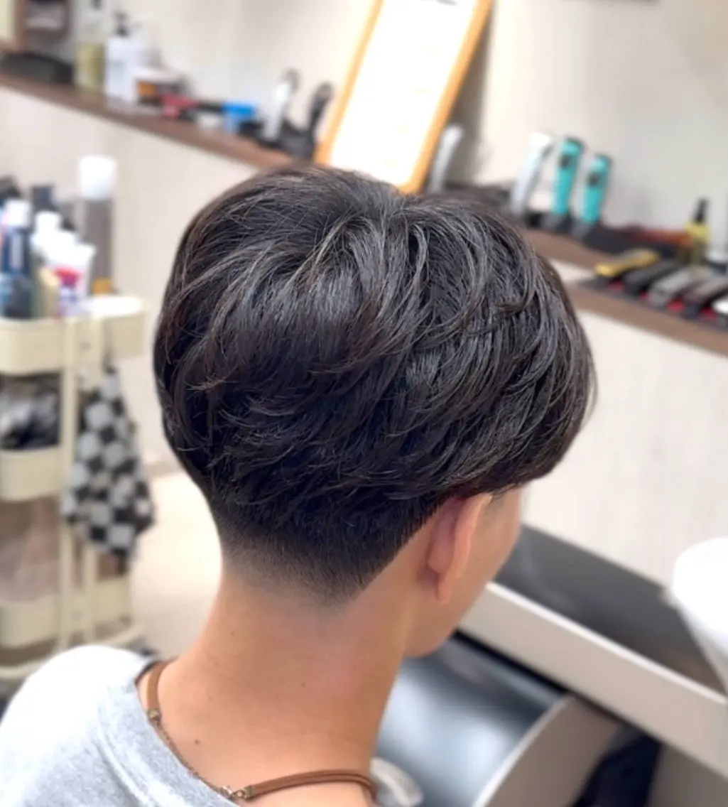 ショート パーマ メンズ センターパート フェードカット メンズパーマ ニュアンスパーマ カット ヘアセット フルハタヒロト 六本木理容師のヘアスタイル