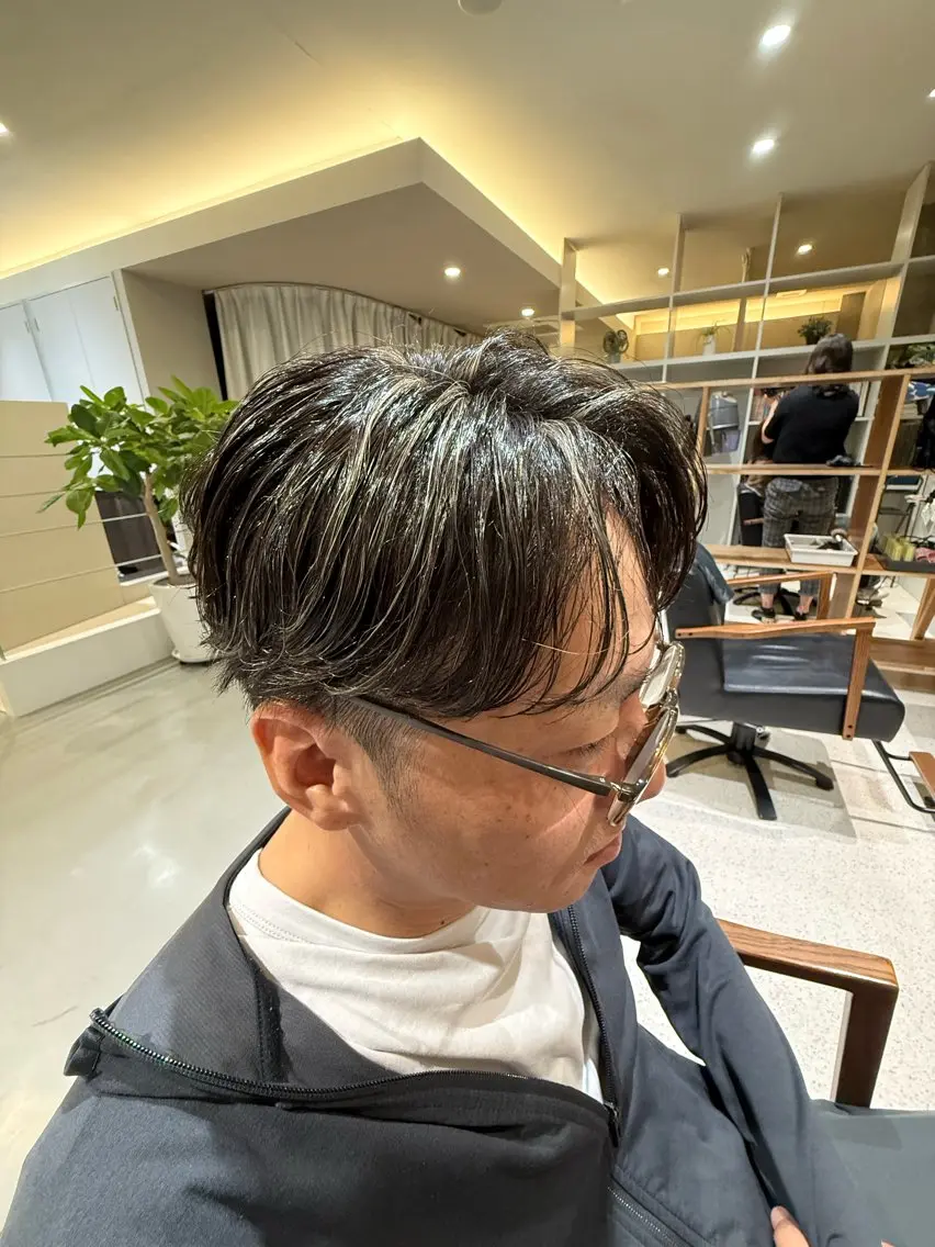 【−5歳若見え】メンズカット＋白髪ぼかしハイライトカラー白髪をしっかり染めるのではなく自然になじませる白髪ぼかしカラー✨の写真