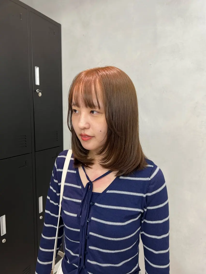 ミディアム カラー ベージュカラー ブリーチ ブリーチなしカラー ヘアカラー 小森聖奈 韓国風レイヤーカットのヘアスタイル