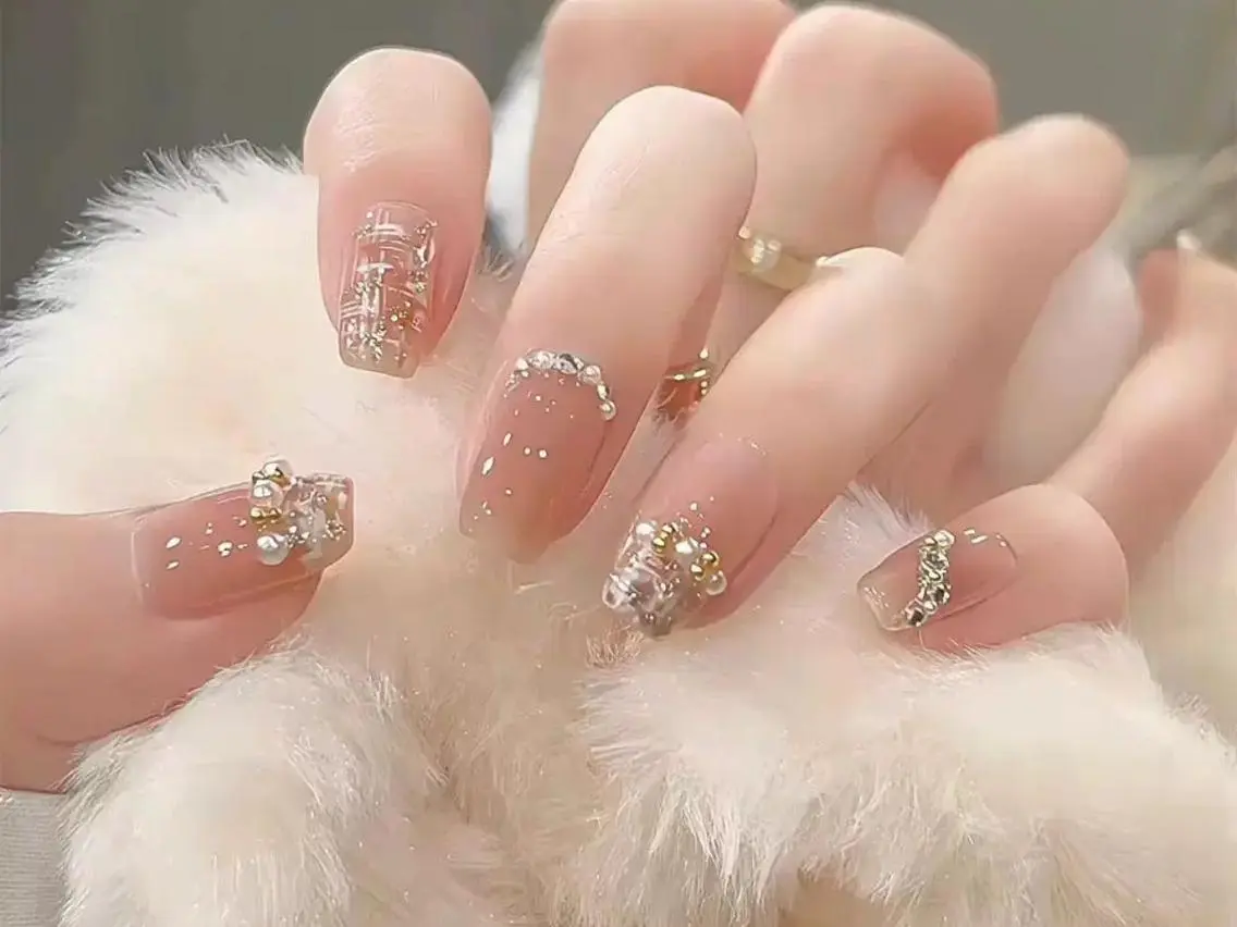 ネイル ジェルネイル ガーリー ミディアムネイル ピンク ストーンネイル ハンドネイル ハンドケア Luna ✨のネイルデザイン