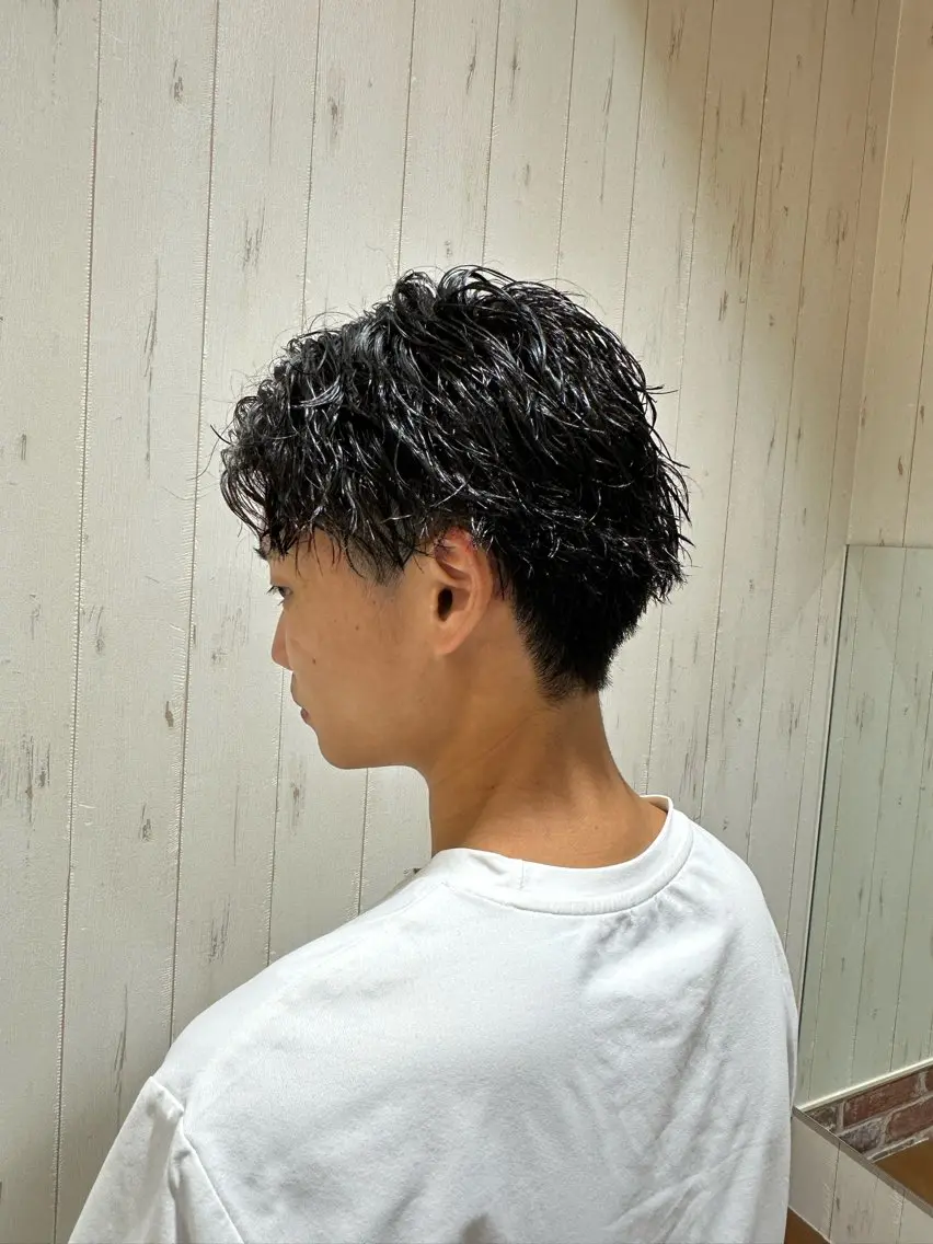 ショート パーマ メンズ メンズブリーチ ダウンパーマ メンズハイライト メンズインナーカラー メンズ韓国風 中嶋 紘夢のヘアスタイル