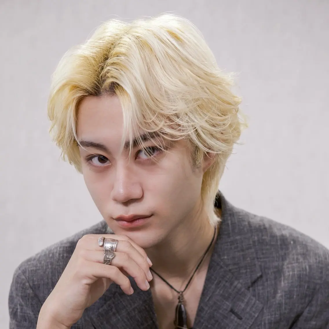 ショート カラー メンズ メンズブリーチ センターパート メンズウルフカット ブリーチ 抜きっぱなしブロンド カット ヘアカラー トリートメント 【メンズ縮毛矯正/ Ryoka】のヘアスタイル