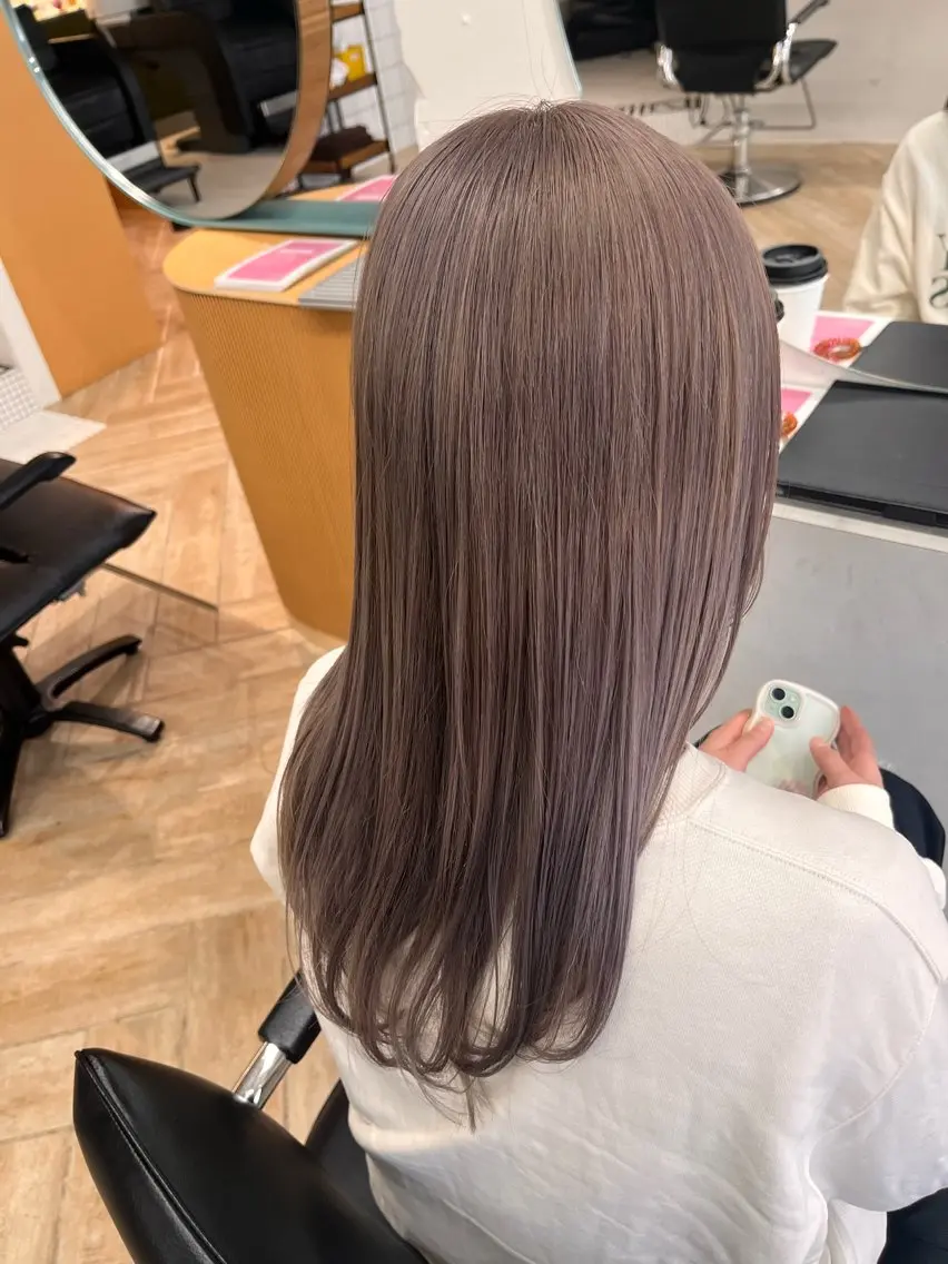 セミロング カラー グレージュ ミルクティーグレージュ カット ヘアカラー トリートメント 縮毛/パーマ/カラー LUVISM佐藤里咲のヘアスタイル