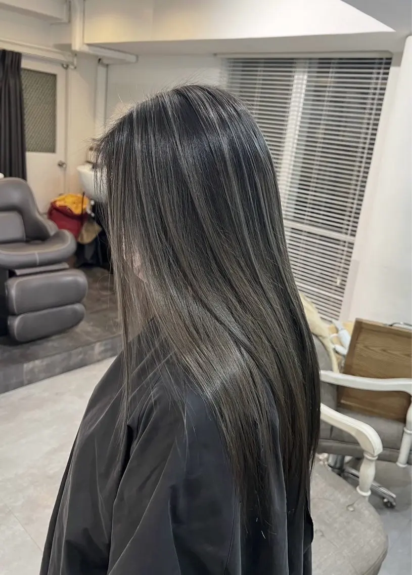 セミロング カラー バレイヤージュ ダークグレー ダークグレージュ グレージュ レイヤーカット 指名数No.1 /NAOYAのヘアスタイル