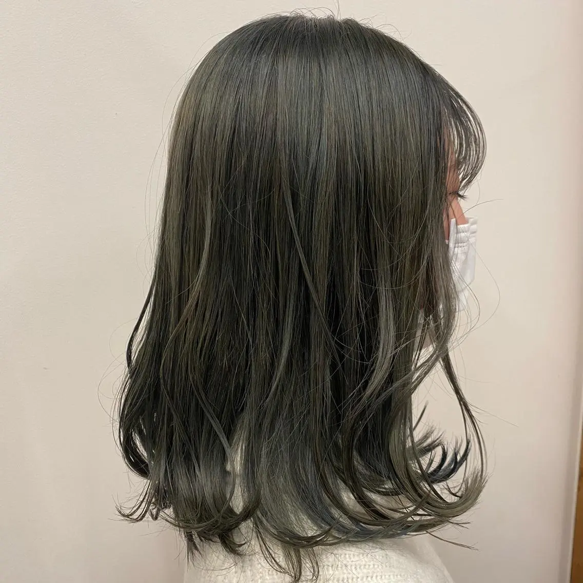 ミディアム カラー オリーブグレー トリートメント 宇田川 真央のヘアスタイル