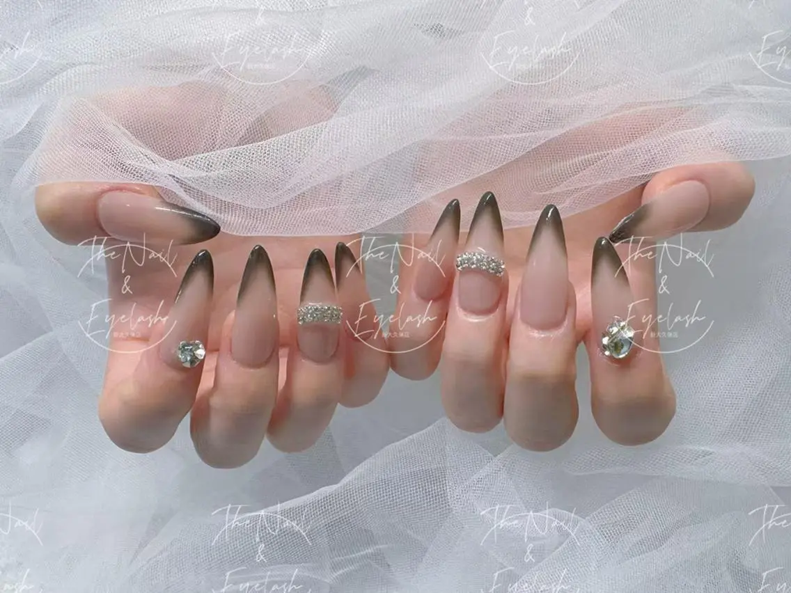 ネイル ガーリー キラキラネイル 韓国ネイル ロングネイル 持ち込み ハンドネイル ハンドケア The Nail💗 Ayaseのネイルデザイン