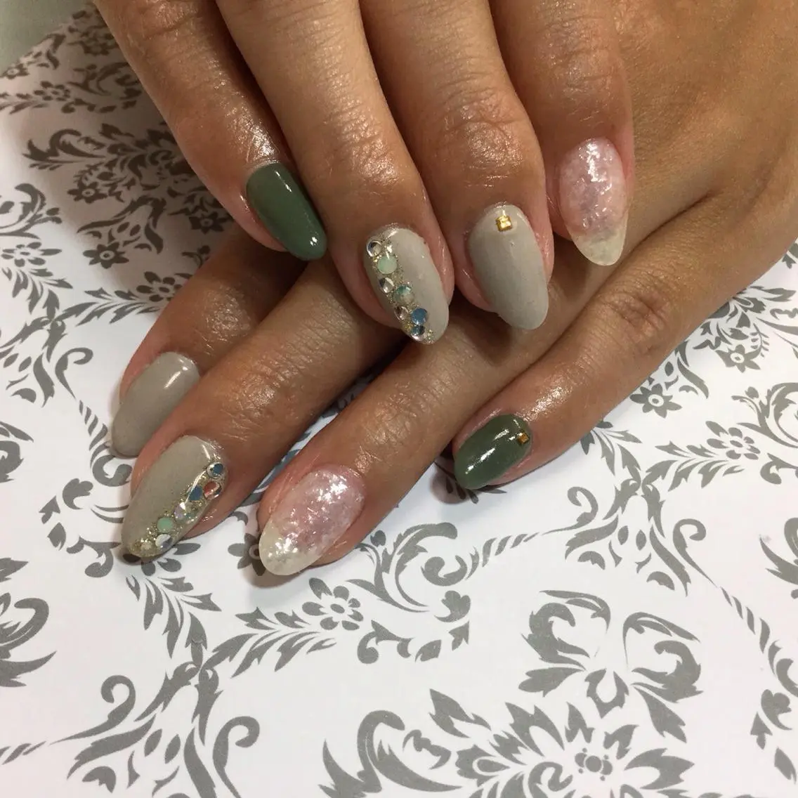 ショート ミディアム セミロング ネイル マツエク・マツパ キラキラネイル ストーンネイル Lino Nail sekitomiのネイルデザイン