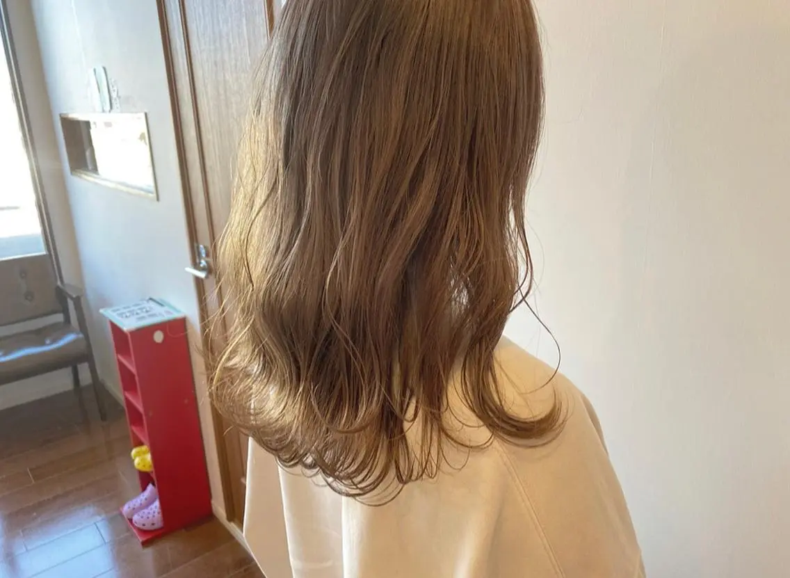 ロング カラー ベージュカラー ブリーチ 透明感カラー ハイトーンカラー ミルクティーベージュ カット ヘアカラー トリートメント 鈴木 翔梧のヘアスタイル