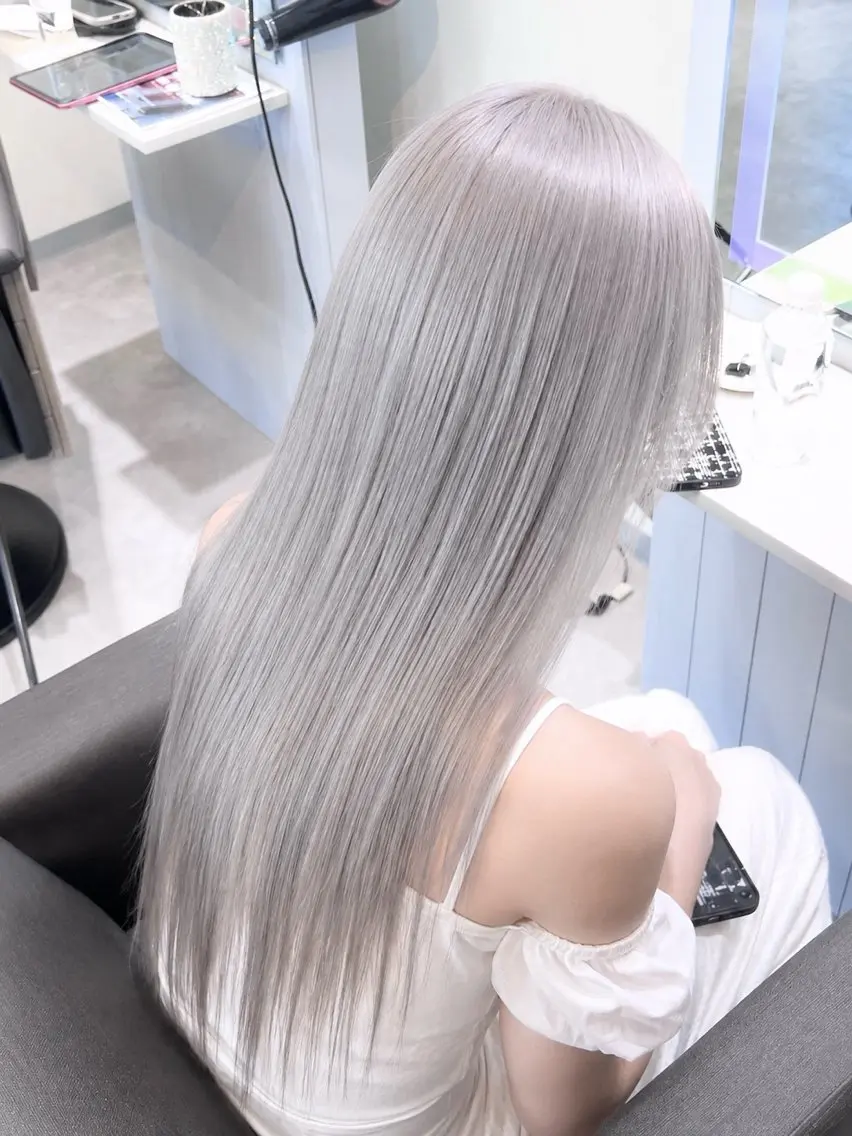 ロング カラー ベージュカラー ブリーチ 透明感カラー ハイトーンカラー シルバー KAEDE/Elsa /ブリーチカラーのヘアスタイル