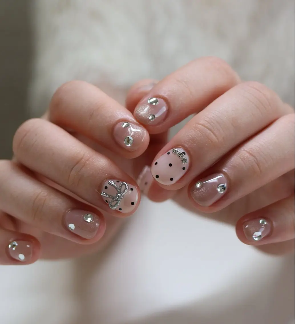 ネイル ドット ホログラムネイル キラキラネイル マグネットネイル リボン ハンドネイル Baku Nailsのネイルデザイン