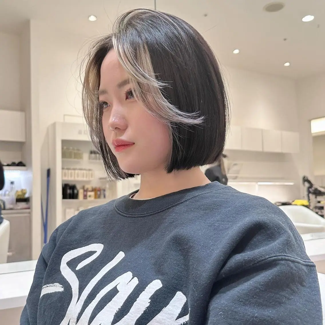 ショート カラー ヘアアレンジ 切りっぱなしボブ ショートボブ ミストバング  フェイスフレーミング グレージュ 🌿レイヤー/ブリー チ/🌿‬JINのヘアスタイル