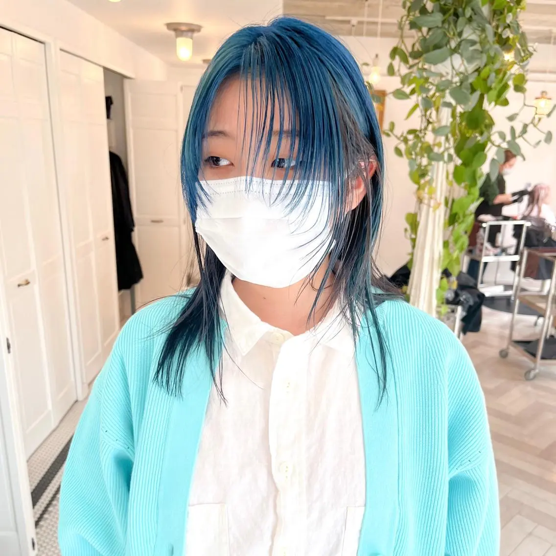 セミロング カラー ブリーチ ブルーカラー バイオレットカラー 顔まわりレイヤー レイヤーカット Memories 銀座のその他イメージ