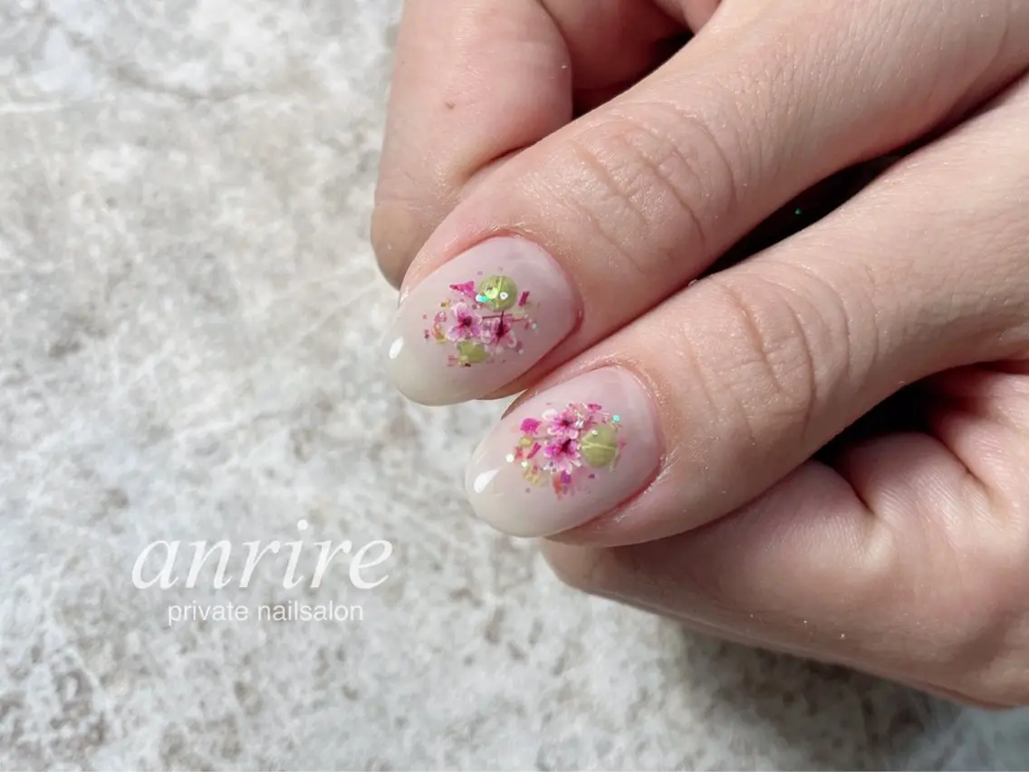ネイル フラワーネイル フレンチネイル ジェルネイル キラキラネイル ラメ(グリッター) ハンドネイル nailsalon anrireのネイルデザイン