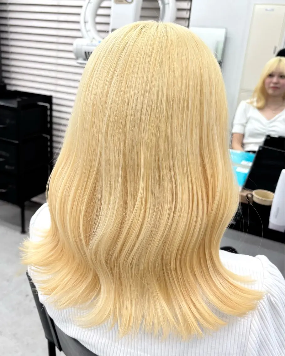 セミロング カラー ヘアアレンジ ブリーチ 抜きっぱなしブロンド ブロンド ダブルカラー ハイトーンカラー ヘアカラー 坂齋大地／レイヤー/ ミルクティーのヘアスタイル