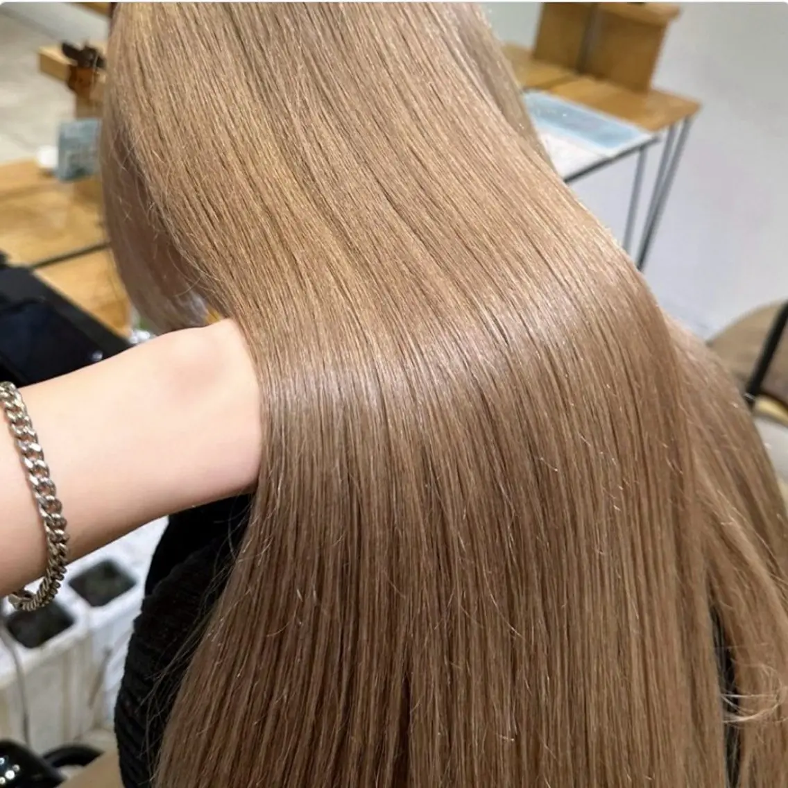 ロング カラー ベージュカラー ブリーチ ケアブリーチ ダブルカラー ハイトーンカラー カット ヘアカラー トリートメント 肌に馴染むハイトーン /ミルクティーカラーのヘアスタイル