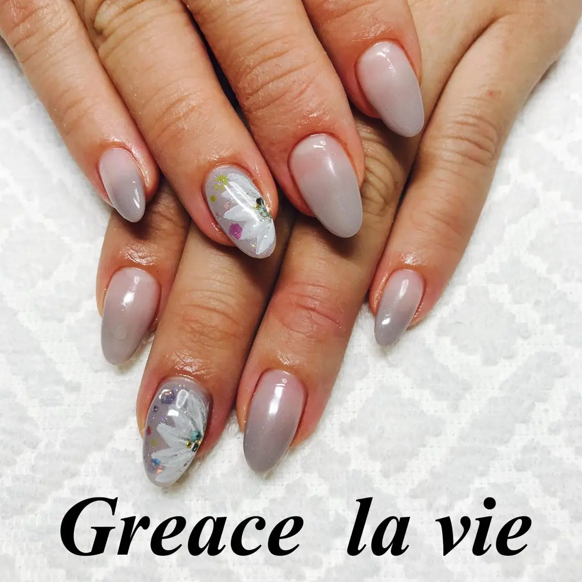 セミロング カラー パーマ ヘアアレンジ キッズ ネイル マツエク・マツパ フラワーネイル Greace  la vieのネイルデザイン