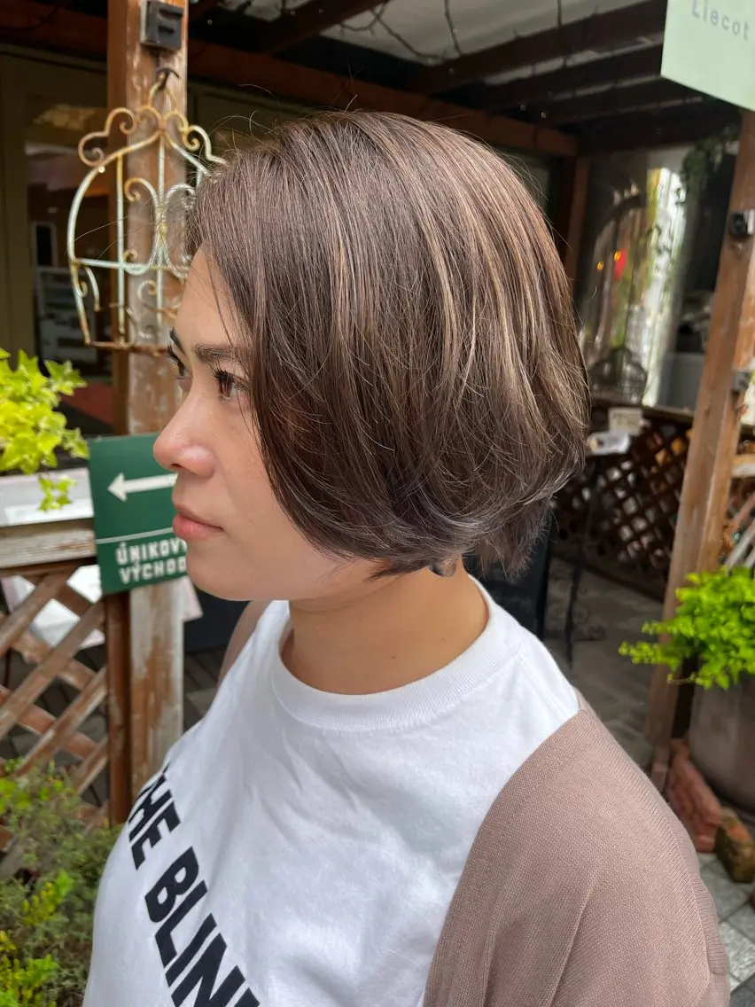 ショート カラー ブリーチ ハイライトカラー ハイライト ショートヘア 臺 佳連のヘアスタイル