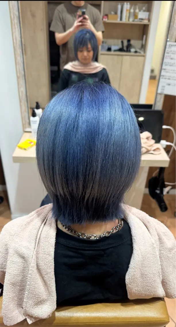 カラー ブリーチ ブルーカラー 伊山 京助のヘアスタイル