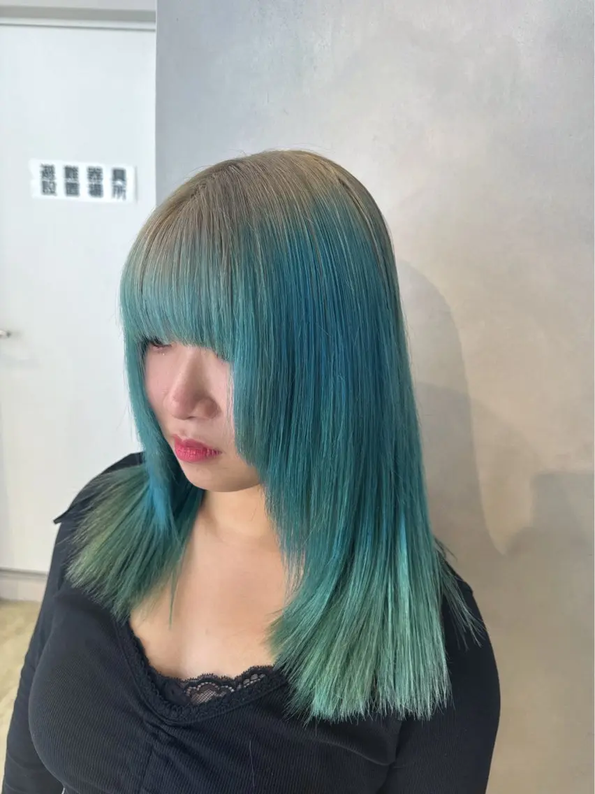 セミロング カラー ブロンド ブルーカラー デザインカラー トリートメント カット ヘアカラー トリートメント 透明感カラー✨艶髪 制作🌱山根あゆみのヘアスタイル