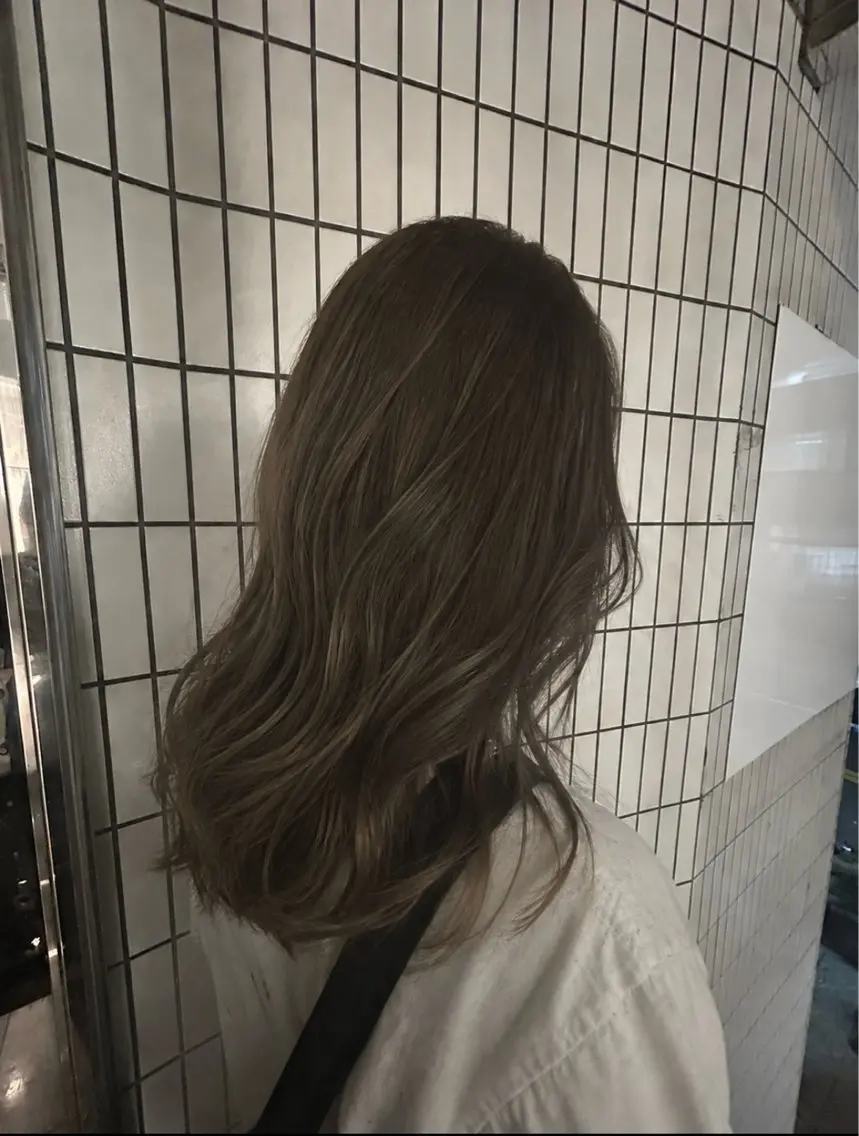 セミロング カラー 亀井 梨緒のヘアスタイル