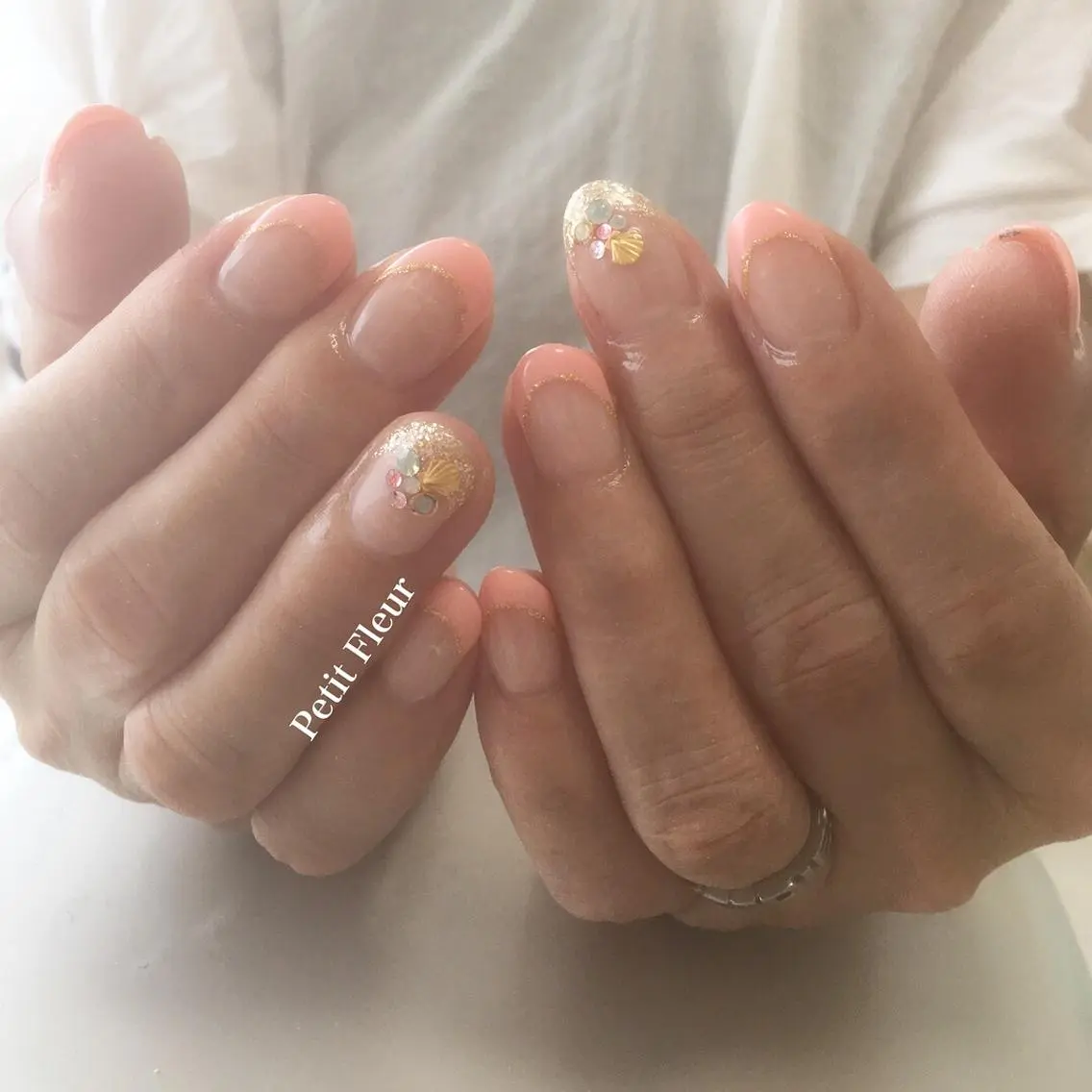 ネイル フレンチネイル ラメ(グリッター) 夏ネイル 青柳 亜梨奈のマツエク・マツパデザイン