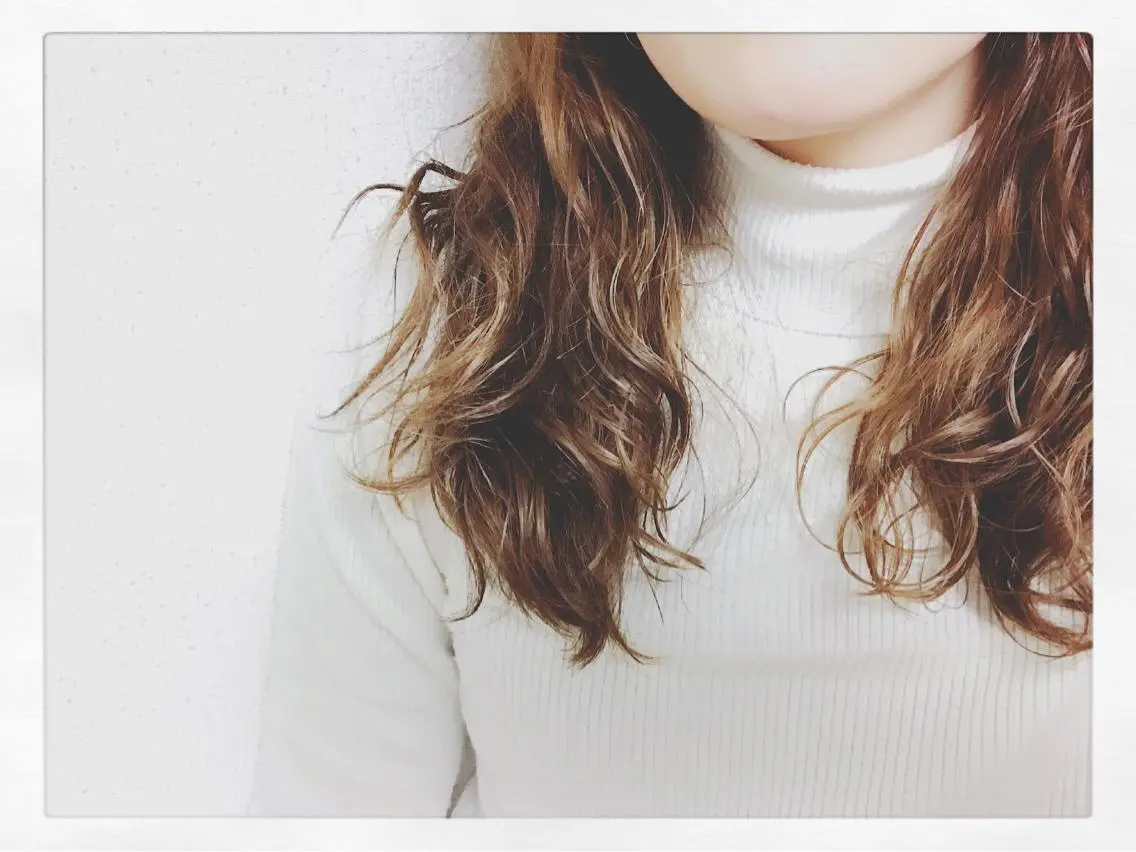 セミロング カラー くるくるパーマ aikoのヘアスタイル