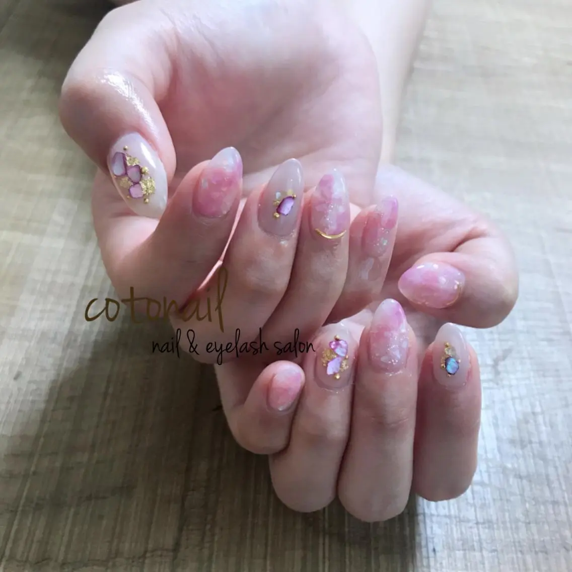 ミディアム ネイル アートネイル ハンドネイル ツメトマツゲ .のネイルデザイン