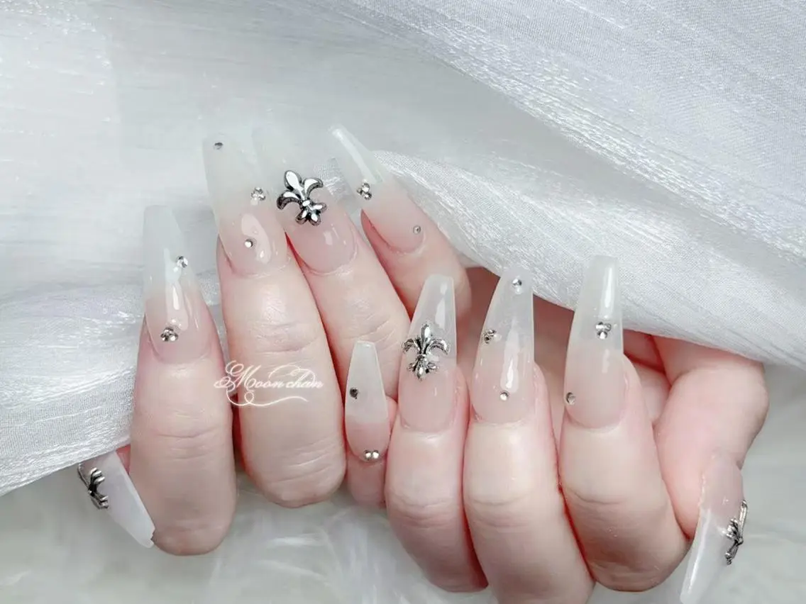 ネイル 長さ出し キラキラネイル 韓国ネイル ロングネイル マグネットネイル ハンドネイル ハンドケア MUNI🎀 NAIL のネイルデザイン