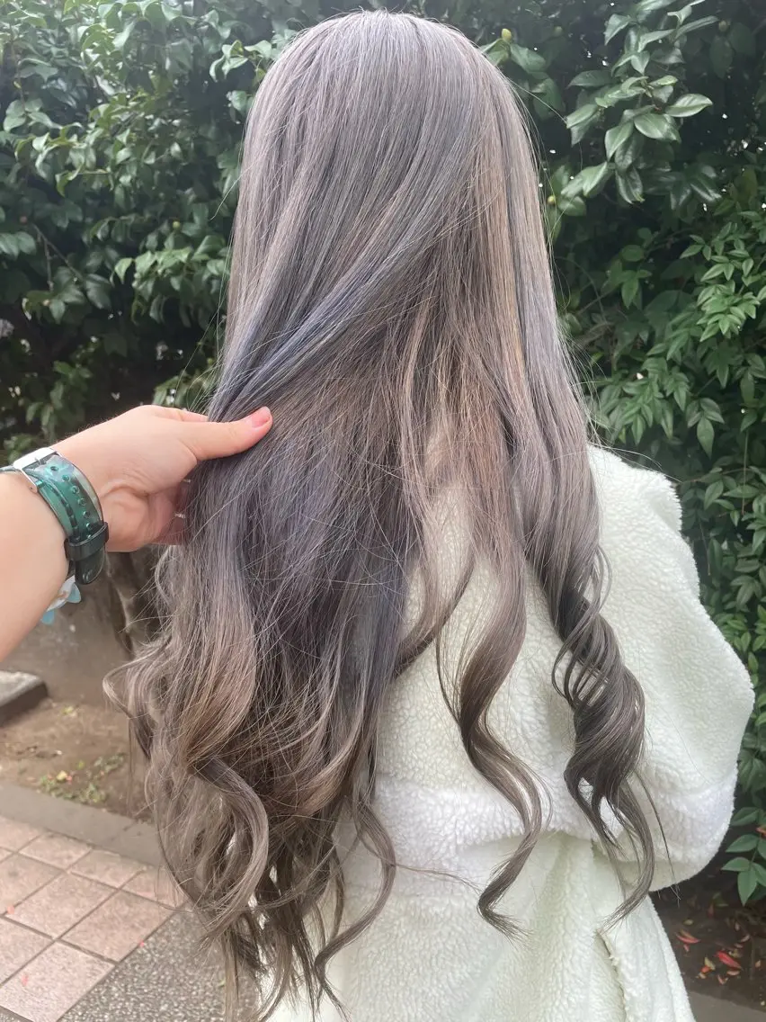 ロング カラー アッシュ ブリーチ ケアブリーチ ダブルカラー シルバー 👑派手髪/カット 👑ANRYのヘアスタイル