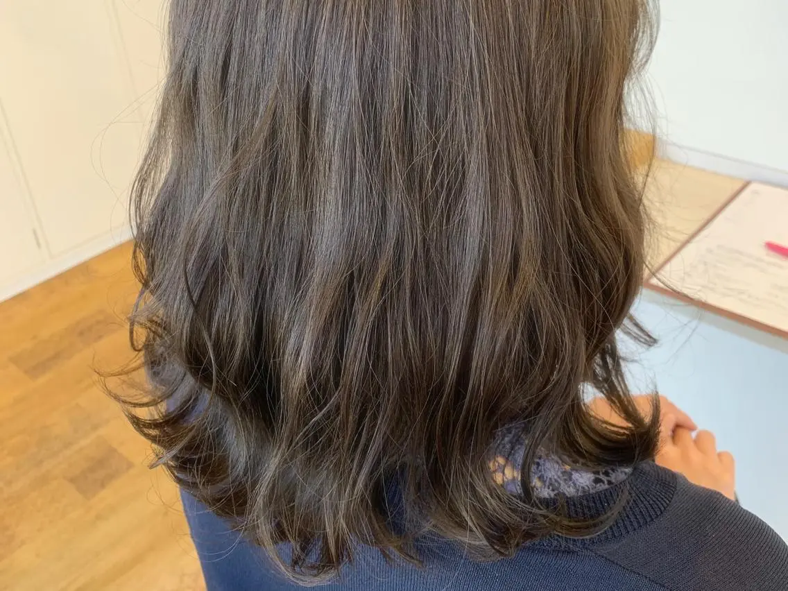 セミロング カラー グレージュ カーキグレージュ 工藤 萌香のヘアスタイル