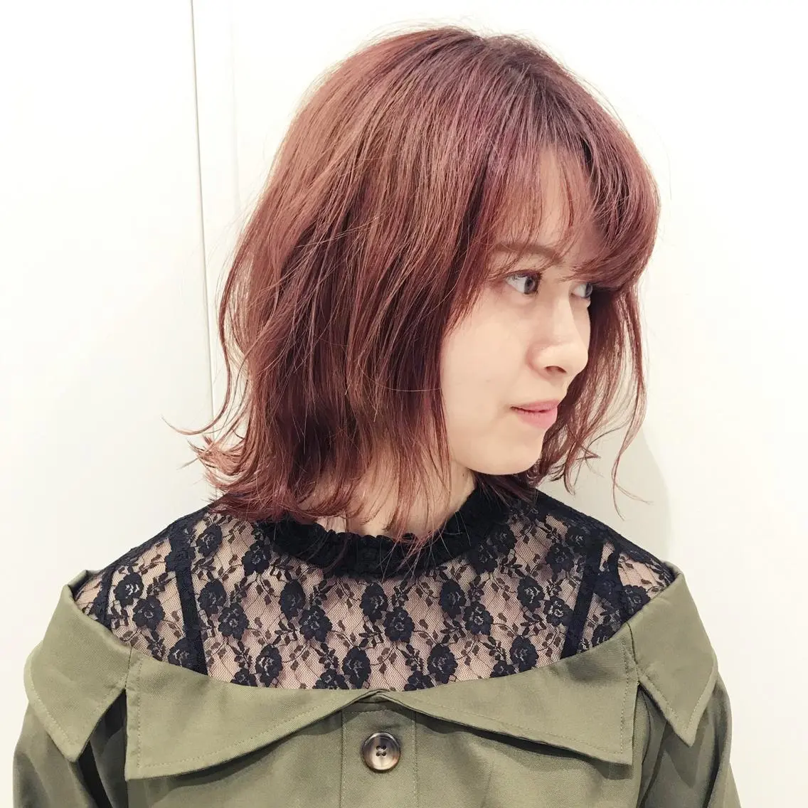ミディアム カラー 切りっぱなしボブ ピンクカラー ローズカラー ボブ AGU akariのヘアスタイル