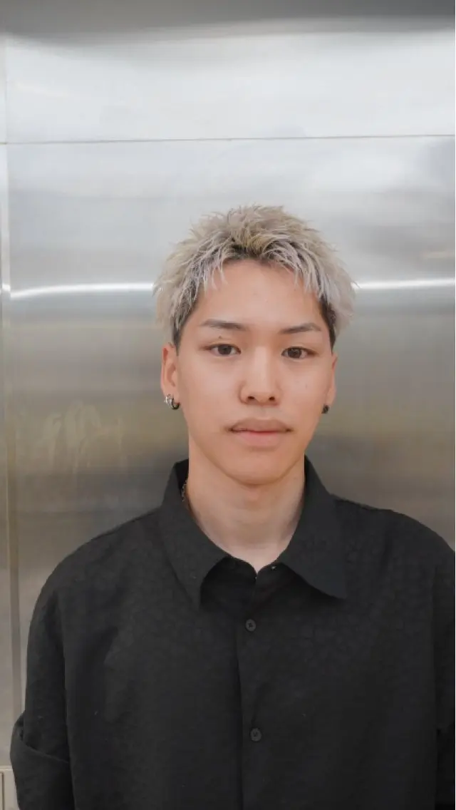 カラー メンズ メンズブリーチ センターパート フェザーパーマ カルマパーマ メンズパーマ カット ヘアカラー HIKARI メンズ満足度No.1のヘアスタイル