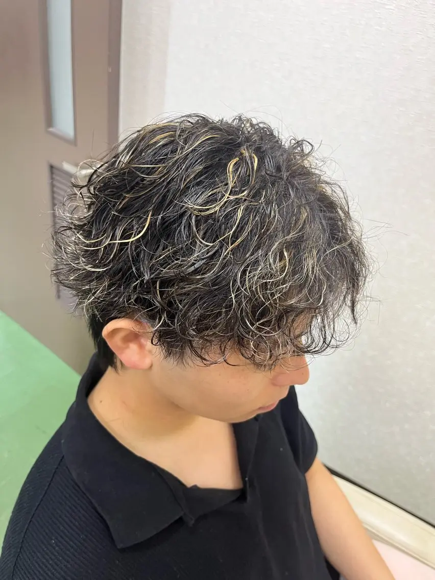 カラー メンズ メンズメッシュ メンズパーマ 波巻きパーマ メッシュ パーマ 久留生 隼斗のヘアスタイル