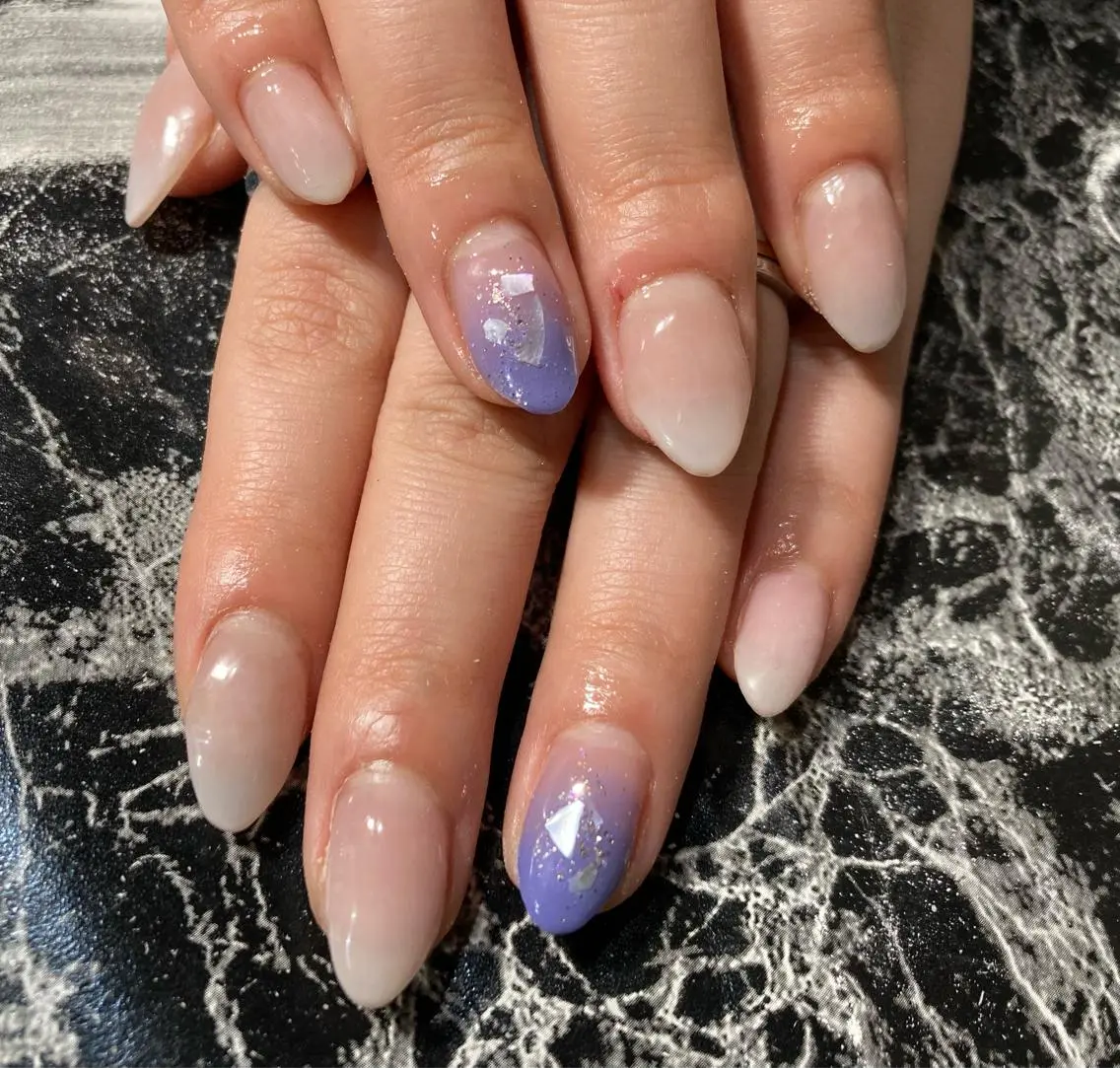 ミディアム ネイル パープルカラー グラデーション パープル ハンドネイル フットネイル ✴︎ Delightのネイルデザイン