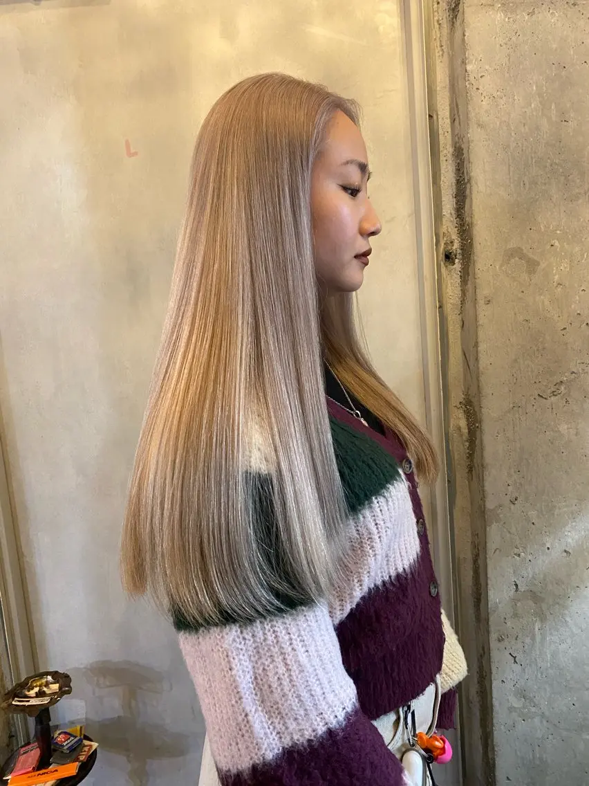ロング カラー ベージュカラー ホワイトベージュ ヘアカラー トリートメント KAWAHARA YUKIのヘアスタイル