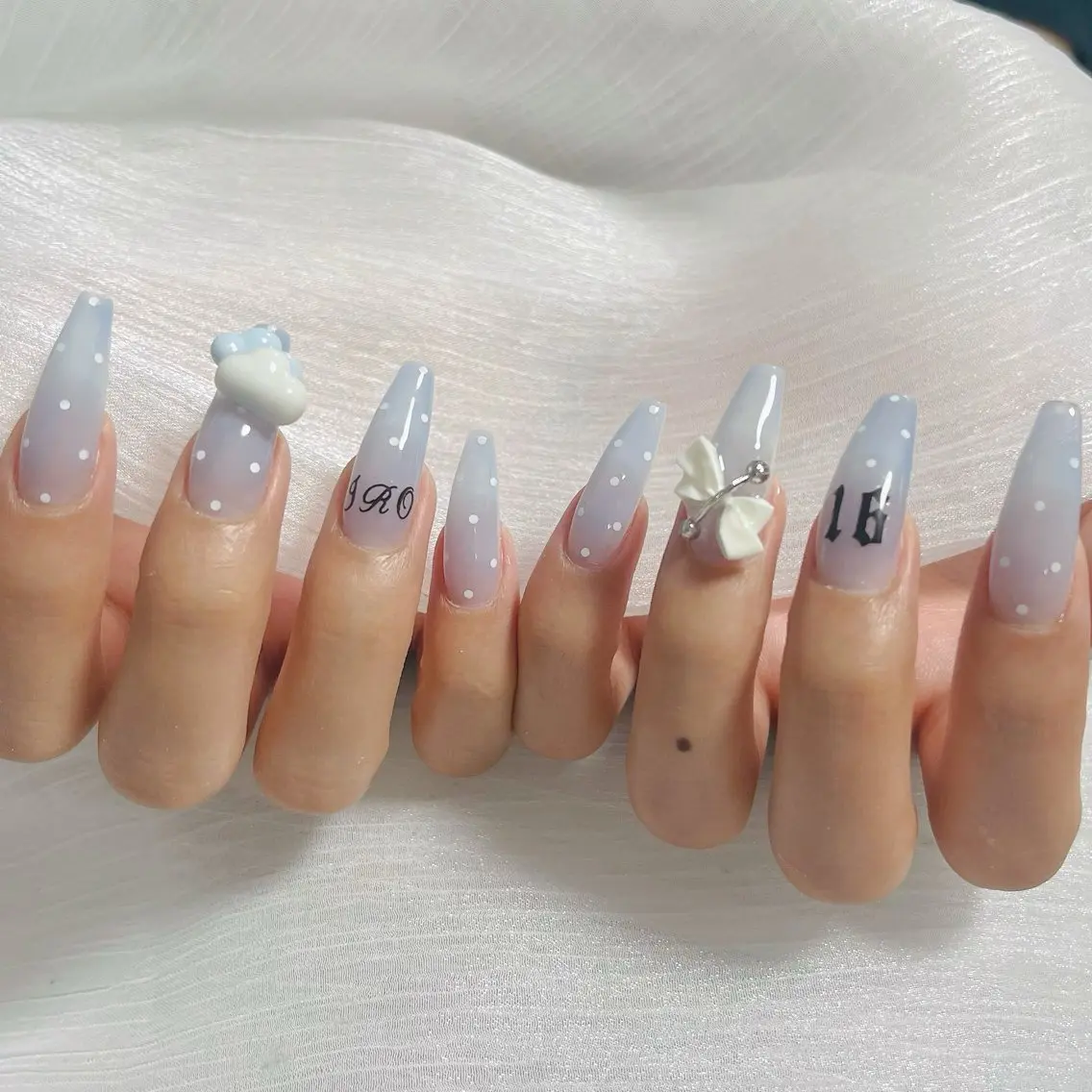 ネイル キラキラネイル ロングネイル マグネットネイル ぷっくりネイル ワンホンネイル ハンドネイル Lyna 池袋 ロングネイルのネイルデザイン