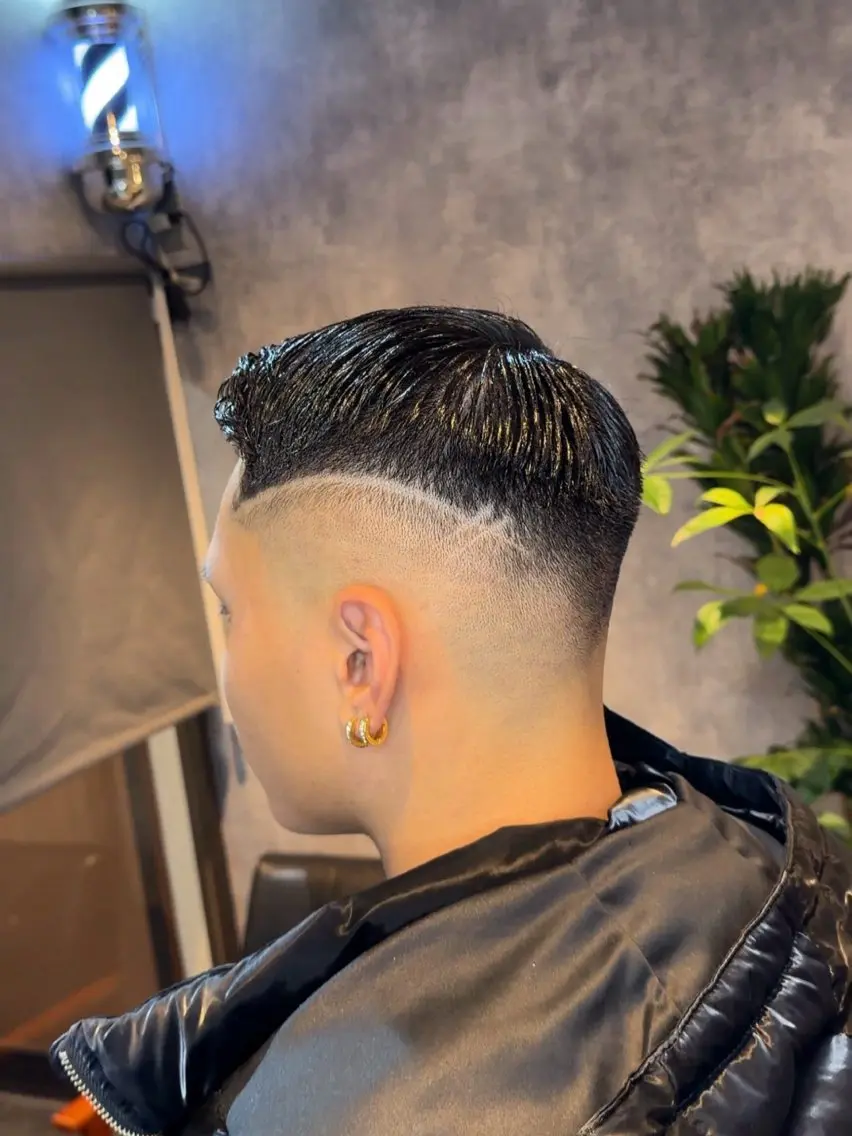 ショート メンズ フェードカット 安立 玲於のヘアスタイル