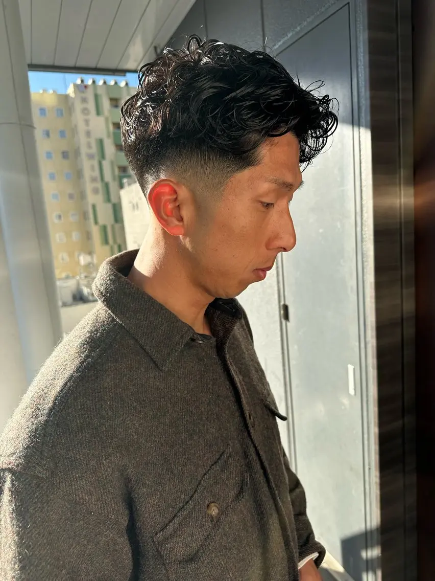 ミディアム パーマ メンズ ミディアムパーマ フェードカット メンズパーマ カット パーマ 俵 知広のヘアスタイル