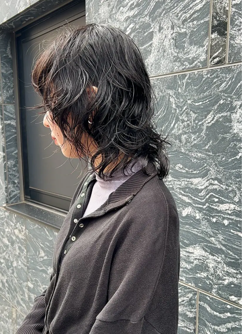 ミディアム パーマ ミディアムレイヤー ミディアムパーマ レイヤーカット カット パーマ トリートメント 樋野 亮のヘアスタイル
