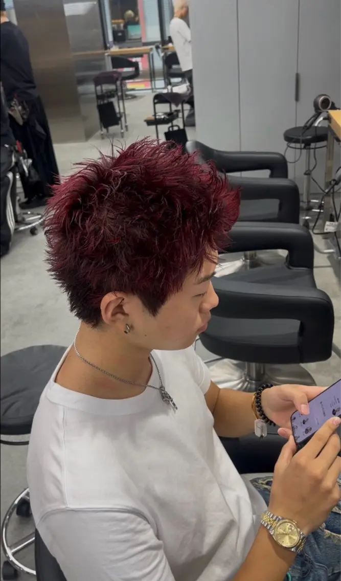 ショート カラー パーマ メンズ メンズハイトーン メンズショート スパイキーショート ボルドーカラー ハイトーンカラー カット ヘアカラー 🔥メンズ 特化🔥菊水皐暉🔥のヘアスタイル