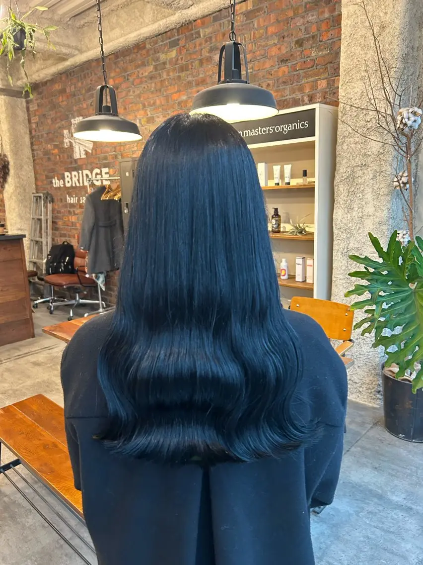 セミロング カラー 黒髪 ブルーカラー ブルーブラック ヘアカラー the BRIDGE 加藤みのりのヘアスタイル