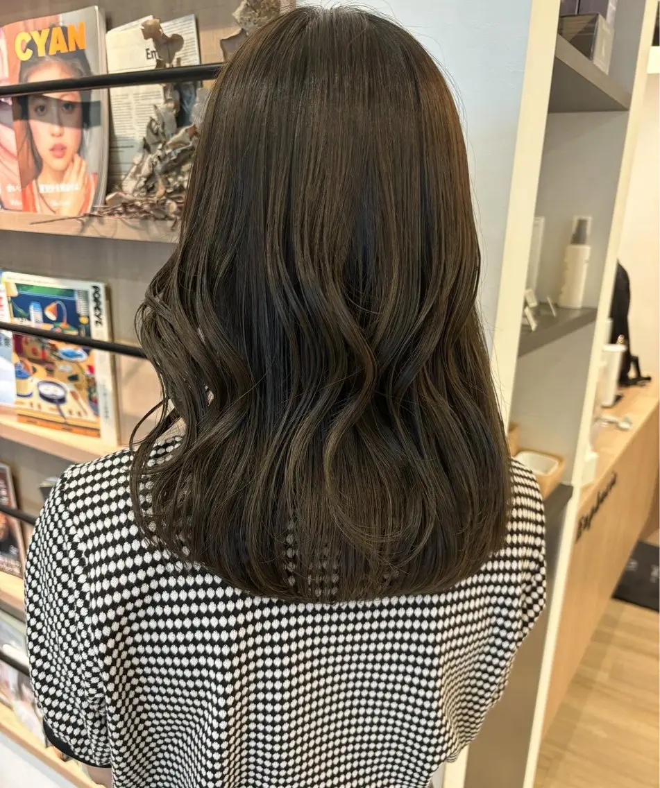 ミディアム モテ髪🫧赤み消し カラー表参道きょうこのヘアスタイル