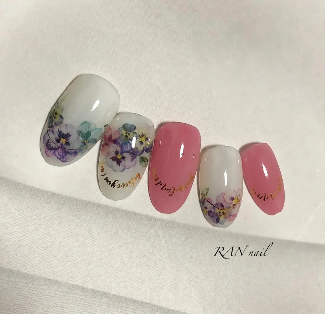 ネイル フラワーネイル フットネイル ゴールド オフィスネイル 春ネイル ハンドネイル フットネイル RAN nailのネイルデザイン